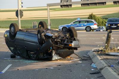 Lkw beging Fahrerflucht und Pkw ueberschlug sich 